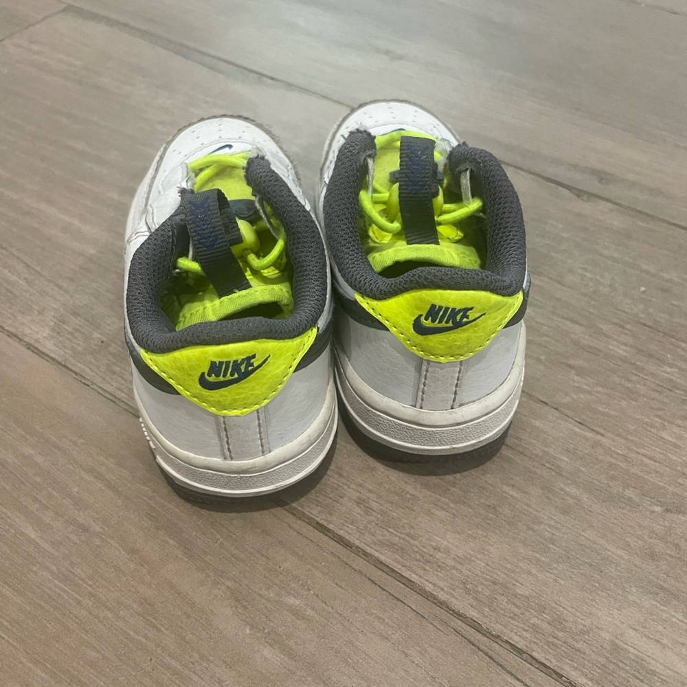 Nike - Picture 3 of 5